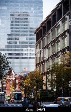 Die legendären roten Wänden der Tokyo Station Peek aus die umliegenden Wolkenkratzer des Financial District im Herbst in Tokio, Japan. Stockfoto