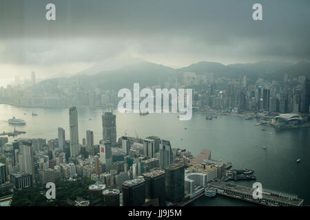 Blick auf Victoria Harbour vom Ritz Carlton, 108 Stock des ICC, Hong Kong Stockfoto