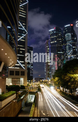 Autos hetzen durch die lippo Center und Bank of China Tower, Cotton Tree Drive bei Nacht, Hong Kong Stockfoto