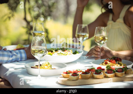 Freunde, die dem gemeinsamen Mittagessen im restaurant Stockfoto