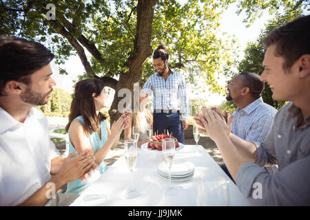 Gruppe von Freunden Womans Geburtstagsfeier im Restaurant im Freien an einem sonnigen Tag Stockfoto