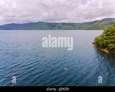 Gruppe von Menschen, die Kajak Luftbild Drohne Ansicht in der blauen Lagune Stockfoto