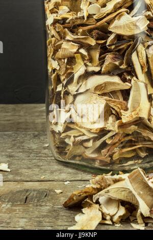 Getrocknete Pilze in Holztisch. Haufen von getrockneten Speisepilzen zu verkaufen Stockfoto