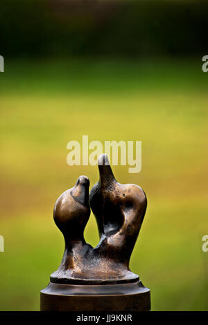 Henry Moore Mutter und Kind, 1980. Henry Moore kleine Bronzeskulptur Stockfoto