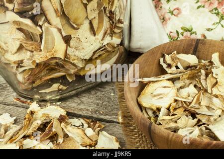 Getrocknete Pilze in Holztisch. Haufen von getrockneten Speisepilzen zu verkaufen Stockfoto