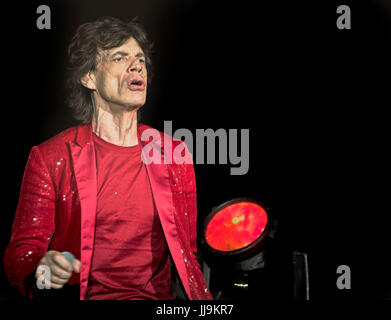 Mick Jagger Rolling Stones auf der Bühne in rote Jacke Stockfoto