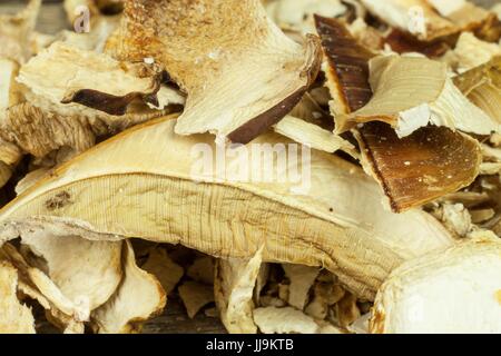 Getrocknete Pilze in Holztisch. Haufen von getrockneten Speisepilzen zu verkaufen Stockfoto