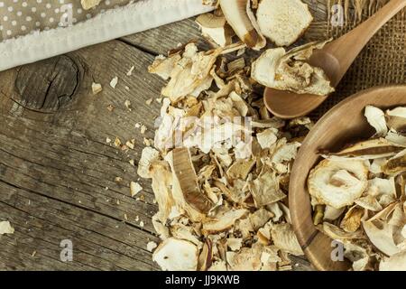 Getrocknete Pilze in Holztisch. Haufen von getrockneten Speisepilzen zu verkaufen Stockfoto