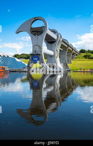 Blick auf Schiffshebewerk Falkirk Wheel verbinden Forth und Clyde Canal mit Union Canal in Schottland, Vereinigtes Königreich Stockfoto