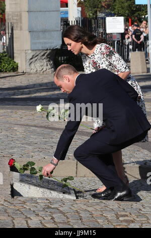 Der Herzog und die Herzogin von Cambridge legen Blumen außerhalb des Europäischen Solidarnosc-Bewegung-Museums in Danzig am zweiten Tag ihrer drei-Tages-Tour von Polen. Stockfoto