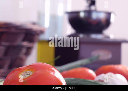 Mühle und Gemüse wie Tomaten, Knoblauch und Gurke Stockfoto