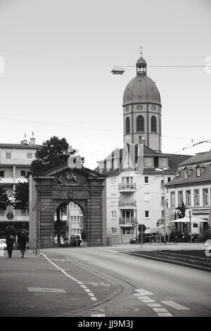 Mainz, Deutschland - 20. April 2017: Das Gautor in der alten Stadt Mainz mit der St. Stephan Kirche im Hintergrund am 20. April 2017 in Mainz. Stockfoto