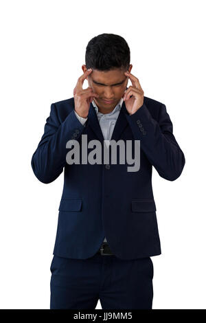 Geschäftsmann mit Kopf in der hand leiden unter Kopfschmerzen vor weißem Hintergrund Stockfoto