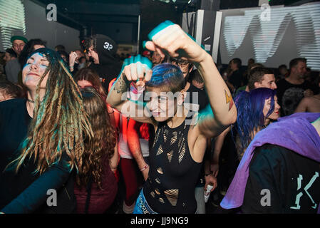 BRISTOL, UK - NOVEMBER 2016: Macht eine junge, attraktive Frau mit Tattoos und kurze Haare, Fäusten, die Kamera wie tanzt in einem Nachtclub auf November Stockfoto