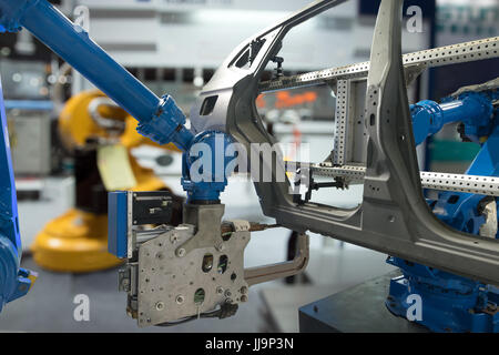 Automobil Produktion Produktion Industriemaschine, Fabrik Roboter arm in smart Factory und Industrie 4.0 Konzept. Stockfoto