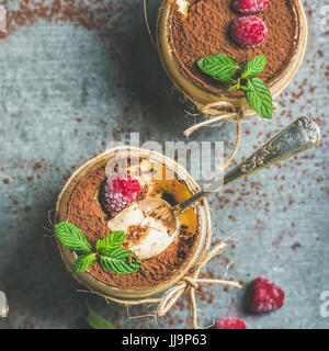 Hausgemachte Tiramisu im Glas mit Beeren und Minze Stockfoto