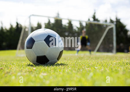 Nahaufnahme von Fußball auf auffangene gegen Torwart Stockfoto