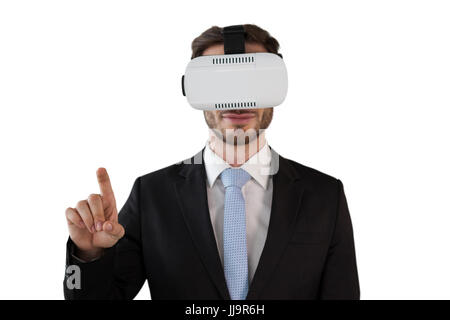 Geschäftsmann im Anzug mit Vr-Brille vor weißem Hintergrund Stockfoto