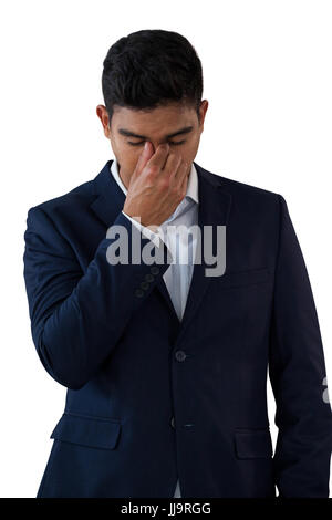 Junger Geschäftsmann mit Kopf in der hand leiden unter Kopfschmerzen beim stehen auf weißen Hintergrund Stockfoto