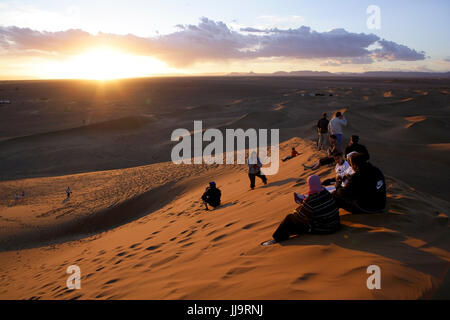 Erg Chebbi-Dünen bei Sonnenaufgang, Sahara Wüste in der Nähe von Merzouga, Marokko, Nordafrika Stockfoto