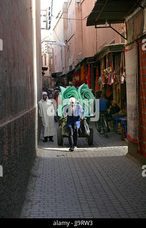 Platz Djemma el Fna und der Koutoubia-Moschee in der Abenddämmerung, Marrakesch, Marokko, Nordafrika, Afrika Stockfoto