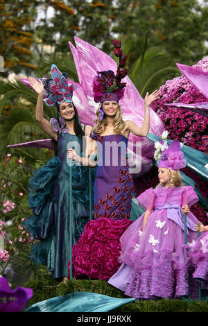 Festival Mädchen in Blume Kostüme posiert auf einem Floral schweben auf Madeira Festival Blumenkorso, Funchal, Madeira, Portugal Stockfoto