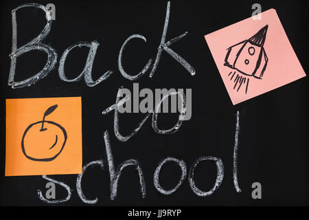 Nahaufnahme von Schiefer mit Text und Haftnotizen Stockfoto