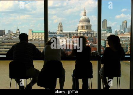 Rückansicht-Schuss von Touristen auf der Suche durch Fenster Blick auf St. Pauls Cathedral, London, England, UK Stockfoto