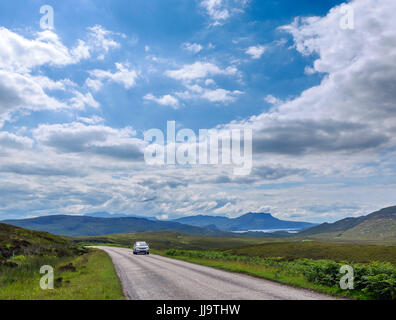 Auto auf der A835 nördlich von Strathcanaird, Teil des North Coast 500 landschaftlich schöne Strecke, Wester Ross, Highland, Schottland, Vereinigtes Königreich Stockfoto