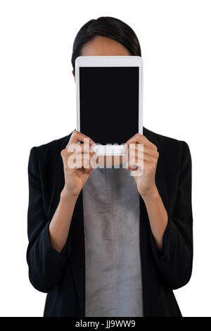 Geschäftsfrau hält Tablet-Computer vor Gesicht stehen vor weißem Hintergrund Stockfoto