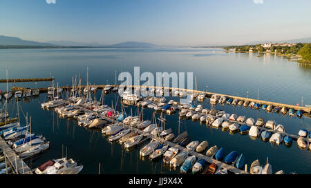 Luftaufnahme am Genfer See und dem Yachthafen in Prangins mit vielen Boote verankert und eine Ansicht im rechten Hintergrund auf Schloss Nyon und auch auf den Salève und andere Berge. Stockfoto