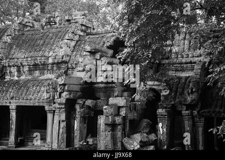 Ein Teil der zerstörten Innenhof, Ta Prohm, Angkor, Siem Reap, Kambodscha: Schwarz und Weiss Stockfoto