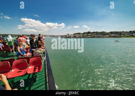 Passagiere auf dem oberen Deck des Red Funnel Fähren zwischen Southampton und Cowes auf der Isle of Wight Stockfoto