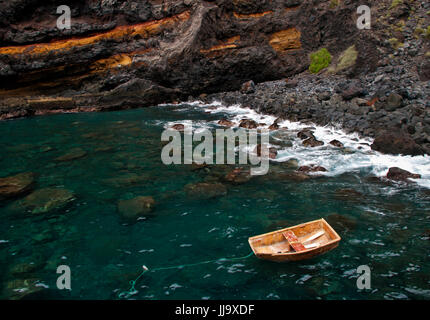 kleines Holzboot in der Nähe von verankert in der Nähe zum Felsenstrand Masca auf Teneriffa, Kanarische Inseln Stockfoto