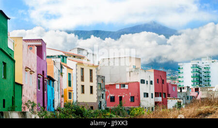 der Blick auf ein Wohngebiet in Puerto De La Cruz und El Teide Vulkan auf der Rückseite Stockfoto