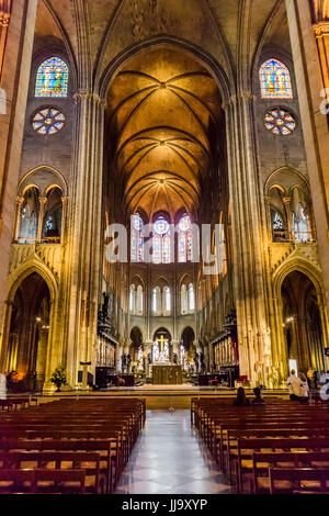 Main-Dom und Altar von Notre Dame, Paris, Frankreich Stockfoto