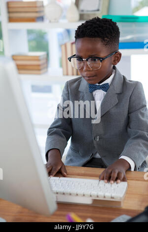 Geschäftsmann, tragen Brillen mit Computer am Schreibtisch im Büro Stockfoto