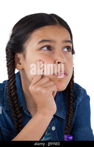 Nahaufnahme von nachdenklich Mädchen mit Hand am Kinn vor weißem Hintergrund Stockfoto