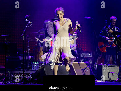 Die Besetzung von Nashville erklingt in Manchester O2 Apollo Featuring: Nashville, Clare Bowen wo: Manchester, Vereinigtes Königreich bei: 17. Juni 2017 Credit: Sakura/WENN.com Stockfoto