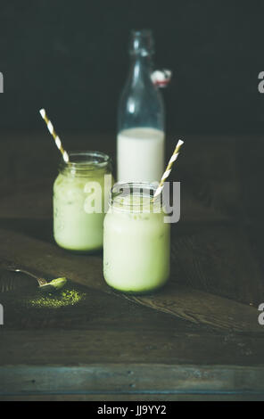 Erfrischungsgetränk Geeiste Kokosnuss Matcha Latte in Gläsern, Raum kopieren Stockfoto