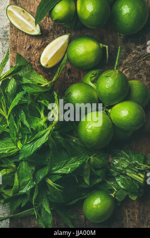 Flatlay von frischen Limetten und Minze auf Holzbrett Hintergrund Stockfoto