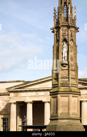 Kontrastierende Gebäude am St.-Peter Platz, Hereford - gotisches Kriegerdenkmal von 1922 und neoklassizistische ehemalige Shire Hall von 1819. Stockfoto