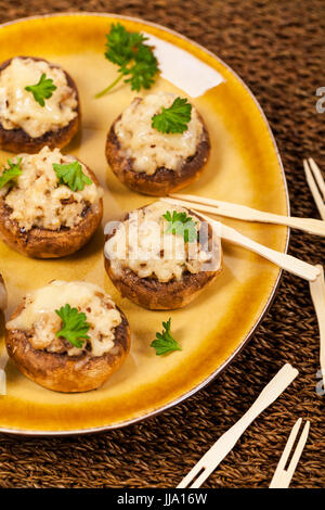 Vegetarischer Käse und Speck gefüllte Champignons Stockfoto