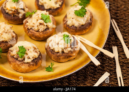 Vegetarischer Käse und Speck gefüllte Champignons Stockfoto