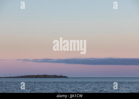 Fernblick über die Trial-Insel-Leuchtturm in der Abenddämmerung in der Nähe von Victoria, BC, Kanada. Stockfoto