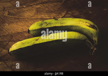 Frische grüne Bananen gepflückt aus einem nahegelegenen Bauernmarkt. Stockfoto