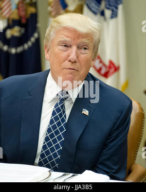 Washington, USA. 18. Juli 2017. US-Präsident Donald J. Trump macht Bemerkungen die Presse vor dem Mittagessen mit vier Veteranen Afghanistans im Roosevelt Room des weißen Hauses in Washington, DC auf Dienstag, 18. Juli 2017. Sein Plan war in seinen Ausführungen der Präsident sagte, er war "enttäuscht" über den GOP-Fehler im Gesundheitswesen Rechnung übergeben und sagte, "Obamacare scheitern zu lassen. Bildnachweis: MediaPunch Inc/Alamy Live-Nachrichten Stockfoto