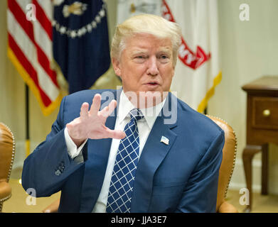 Washington, USA. 18. Juli 2017. US-Präsident Donald J. Trump macht Bemerkungen die Presse vor dem Mittagessen mit vier Veteranen Afghanistans im Roosevelt Room des weißen Hauses in Washington, DC auf Dienstag, 18. Juli 2017. Sein Plan war in seinen Ausführungen der Präsident sagte, er war "enttäuscht" über den GOP-Fehler im Gesundheitswesen Rechnung übergeben und sagte, "Obamacare scheitern zu lassen. Bildnachweis: MediaPunch Inc/Alamy Live-Nachrichten Stockfoto