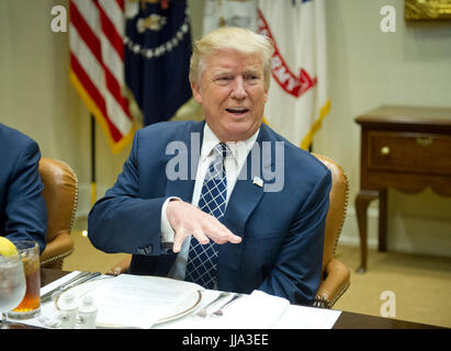 Washington, USA. 18. Juli 2017. US-Präsident Donald J. Trump macht Bemerkungen die Presse vor dem Mittagessen mit vier Veteranen Afghanistans im Roosevelt Room des weißen Hauses in Washington, DC auf Dienstag, 18. Juli 2017. Sein Plan war in seinen Ausführungen der Präsident sagte, er war "enttäuscht" über den GOP-Fehler im Gesundheitswesen Rechnung übergeben und sagte, "Obamacare scheitern zu lassen. Bildnachweis: MediaPunch Inc/Alamy Live-Nachrichten Stockfoto