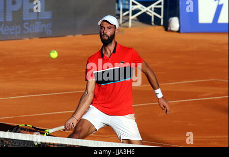 Umag, Kroatien. 18. Juli 2017. Benoit Paire Frankreich Augen den Ball während der Einzel-Match Paire V De Schepper bei der ATP 28. Plava Laguna Croatia Open Umag Turnier bei der Goran Ivanisevic ATP Stadion, am 18. Juli 2017 in Umag. Bildnachweis: Andrea Spinelli/Alamy Live-Nachrichten Stockfoto